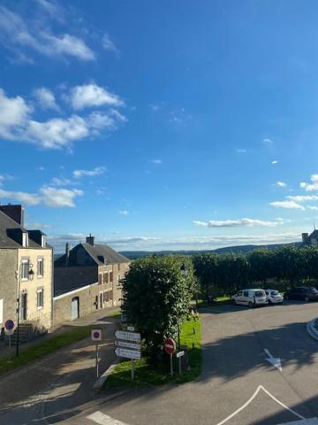 Panorama Sur Le Chateau De Carrouges Apartment Luaran gambar